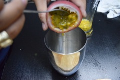 Chuẩn bị ly thủy tinh. Đầu tiên, cắt đôi trái chanh dây, cho 1/2 trái vào ly thủy tinh, nửa còn lại cho vào ly shaker.