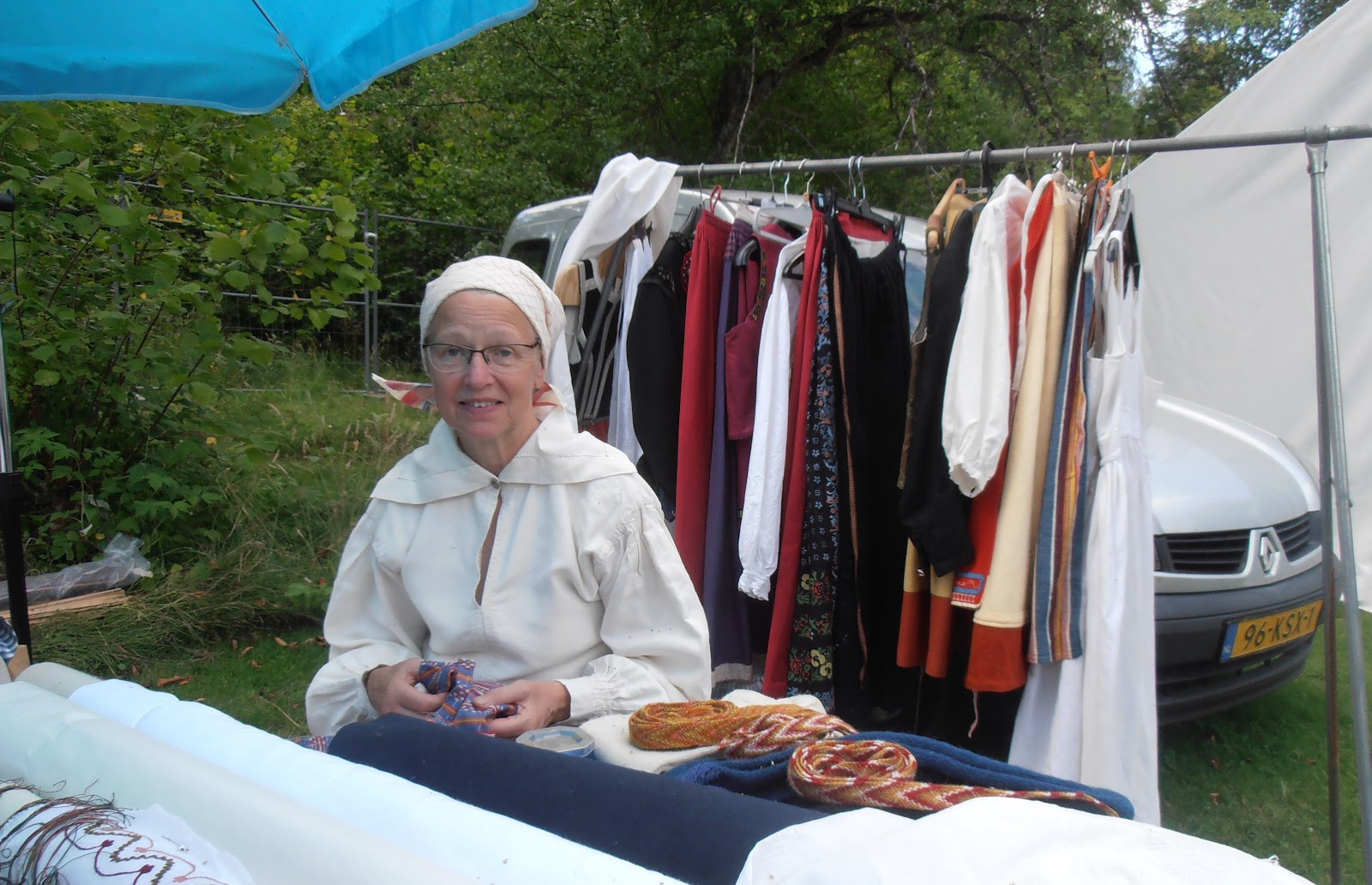 Korröfestivalen 2019. Agneta i Kalmar läns dräktråd med ett urval av flätade strumpeband.