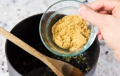 Tỏi và gừng bạn băm nhỏ rồi bắc chảo dầu lên bếp đợi nóng, sau đó phi thơm vàng phần tỏi và gừng này để trộn với nước sốt. Công thức pha nước sốt nước tương như sau: 4 muỗng canh nước tương, 2 muỗng canh đường nâu, 2 muỗng canh nước lọc, bạn khuấy cho thật đều rồi cho phần tỏi và gừng đã phi vàng khi nãy vào chung.