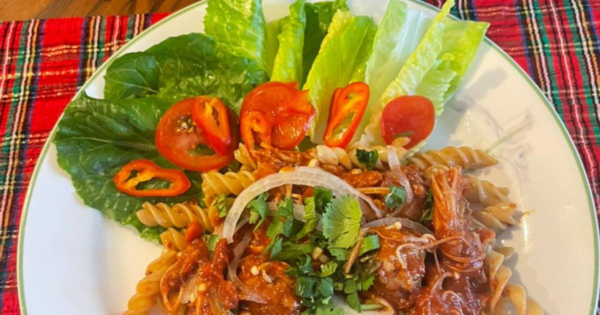 Nui lứt xào bò và nấm kim châm