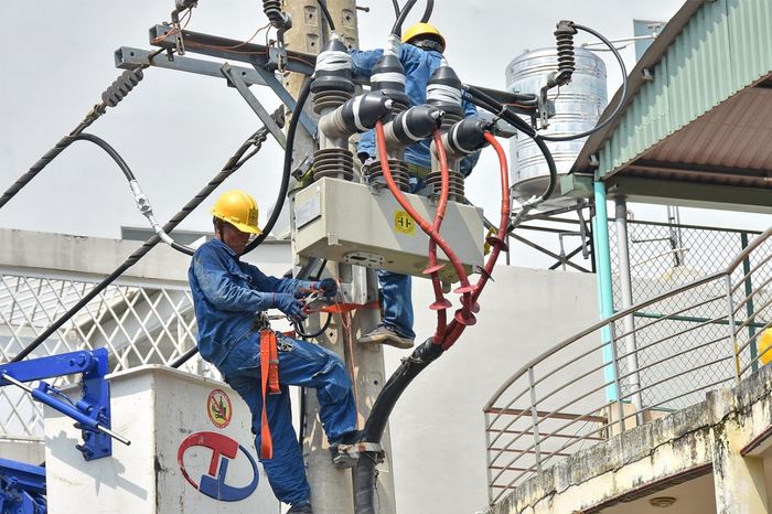 Đề xuất áp giá điện cao vào khung giờ tối ngay từ tháng 6 - Đài Phát thanh và truyền hình Hà Nội