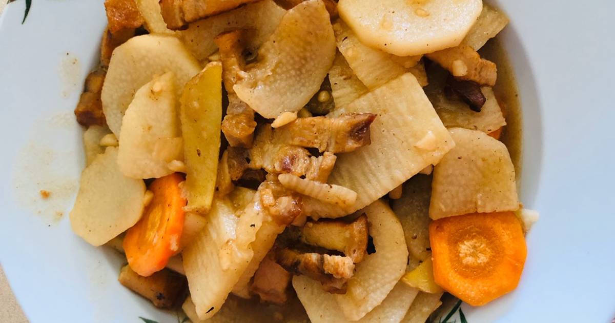 Củ cải, cà rốt xào thịt heo quay