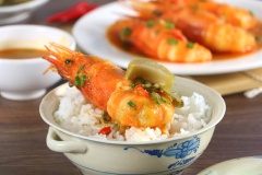 Tôm chín cho ra đĩa, rưới nước kho lên mặt và ăn kèm cùng cơm nóng. Tôm được kho bằng nước dừa nên có vị ngọt đặc trưng, thịt tôm chắc, thêm vị beo béo của phần gạch tôm trong nước kho sẽ khiến món ăn thêm phần đậm đà hấp dẫn. Với hướng dẫn đơn giản mà chi tiết của Cooky dưới đây, hy vọng bạn sẽ có món tôm kho tàu thơm ngon cho cả gia đình.