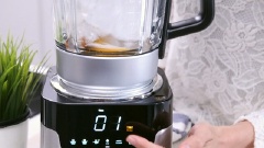 Thêm xoài đông lạnh, dừa và các viên đá lạnh còn lại vào máy xay sinh tố, xay cho mịn. Rót sinh tố xoài vừa xay lên trên sinh tố dâu tây.