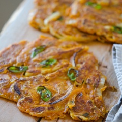 Pancake mực kimchi khá hấp dẫn với mùi thơm ngát, hấp dẫn, khi thưởng thức bạn sẽ cảm nhận được vị chua cay của kimchi, dai giòn ngọt thịt của mực và bột bánh ngon. Chiều cuối tuần rảnh rỗi hãy thử làm ngay với công thức này nhé.