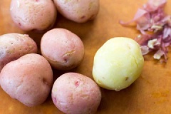 Khoai tây rửa sạch không cần gọt vỏ, đem luộc chín, rồi để nguội, lúc này bạn có thể bóc vỏ hoặc không, xẻ dọc củ khoai tây. Cho khoai tây vào cái thố. Kem chua, hành lá, thì là, giấm, muối và tiêu đen trộn đều trong 1 cái chén rồi đổ vào thố khoai tây, trộn đều, để khoảng 15 phút cho khoai thấm.