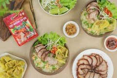 Mì tươi trụng qua nước sôi, gắp mì ra tô, xếp xen kẻ hoành thánh, xá xíu, rau giá lên trên, chế nước lèo vào rồi thưởng thức. Thịt xá xíu mềm thơm đậm đà, hoành thánh thơm ngọt ăn với mì tươi dai dai, thêm nước lèo nhẹ nhàng thanh thanh, quả thật là một bữa sáng chất lượng cho một ngày dài hoat động mệt nhọc.