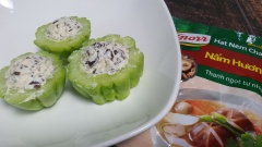 Khổ qua rửa sạch rồi trụng qua nước sôi có một ít muối và ớt 30 giây, sau đó ngâm nước đá cho nguội. Vớt khổ qua ra rồi cắt khúc dày 2cm. Khéo léo khoét bỏ ruột khổ qua, nhồi nhân đã trộn vào trong. Với cách làm này, khổ qua sẽ mềm và bớt đắng khi hấp.