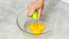 Để làm sốt Hollandaise bạn cho 3 lòng đỏ trứng gà vào tô thủy tinh cùng 30ml nước cốt chanh rồi đem nấu cách thủy ở lửa vừa, đánh tan trong 10 giây rồi nhấc tô ra để nguội. Tiếp đó, cho thêm 180gr bơ lạt đun chảy và khuấy đều tay đến khi sốt đặc lại.