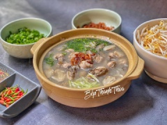 Nêm nếm vừa phải cho thêm giá, rau mùi, rau răm và hành lá rồi múc ra tô, rắc tiêu lên và thưởng thức.