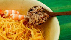 Hủ tiếu đem trụng mềm rồi trộn đều cùng 1 muỗng canh nước khìa phá lấu, cho thêm thịt băm xào, trứng cút, tôm luộc, hẹ và cần tàu cắt nhỏ.