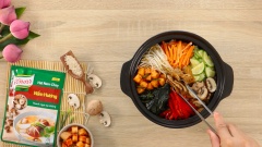 Chuẩn bị 1 chiếc thố, phết bên dưới 1 lớp dầu mè mỏng sau đó cho cơm nóng vào trong, bên trên xếp xen kẻ các loại rau củ và tàu hủ ky xào, cuối cùng múc xốt tương trộn vào giữa, rắc tí mè rang xung quanh nữa là hoàn tất. Đặt thố cơm lên bếp, đun lửa nhỏ đến khi nghe tiếng cơm nổ lách tách bên dưới thì dọn ra thưởng thức khi còn nóng.