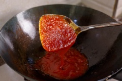 Trút hết dầu trong chảo ra, cho nước sốt cà chua, đường và 1/2 muỗng canh dầu vào chảo cho đến khi nổi bong bóng lớn. Cho nước gừng và hành lá vào chảo. Sau đó, cho thêm giấm (hoặc nước cốt chanh), muối và bột bắp, đun cho đến khi hỗn hợp sánh lại thì cho thịt heo chiên vào chảo, đảo đều để phần nước sốt bám đều quanh từng miếng thịt. Nhanh chóng tắt bếp.