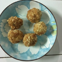Tada thế là xong. Chỉ bỏ ra 1 vài phút chúng ta đã làm xong 1 món chay đơn giản cho gia đình dùng thanh đạm. Bánh nên dùng lúc nóng sẽ ngon hơn với độ giòn giòn của lớp vỏ và ngọt thanh của nấm đông cô. Chúc cả nhà ngon miệng