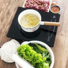 Khi ăn bày như món Lẩu. Rau sống rửa sạch, chuối khế bào lát mỏng. Mỗi người tự nhúng phần bò vừa đủ khi cuốn, chấm mắm nêm ăn kèm.