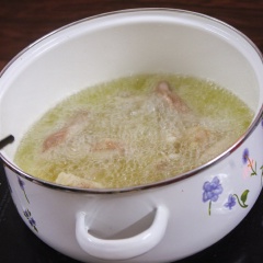 Chắt bỏ nước, cho dầu ăn trộn đều hỗn hợp bột. Bắc chảo dầu nóng lên chiên thịt cho vàng giòn.
