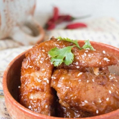 Rắc thêm mè rang chín vào rồi cho ra đĩa và thưởng thức.