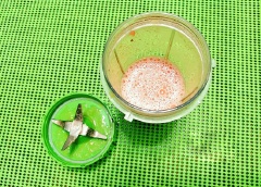 Khi phần panna cotta sữa đã đông thì lấy dưa hấu ra cắt miếng nhỏ, loại bỏ hết hạt dưa và cho vào máy xay sinh tố xay nhuyễn, 10 lá gelatine cũng ngâm vào bát nước đá lạnh. Cho nước dưa hấu vừa xay vào nồi, bật bếp nấu cho nước dưa hấu nóng tầm 60-70 độ C là tắt bếp, vớt lá gelatine cho vào, thêm 30g đường và khuấy đều cho gelatine tan hết, để cho nguội bớt.