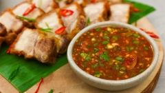 Nước mắm me kiểu Thái có cách làm đơn giản quá phải không nào. Chẳng cần phải làm gì cầu kì, các nguyên liệu cũng đơn giản dễ kiếm, bạn có thể pha một chén nước chấm thật ngon có thể chấm nhiều món ăn khác nhau như thịt chiên, heo quay, thịt nướng,... rất là ngon đấy.