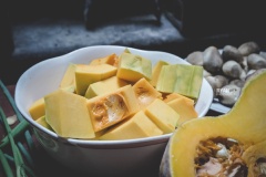 Để làm canh bí đỏ nấm rơm nước dừa bạn cần cắt khúc bí đỏ, nấm rơm vừa ăn.