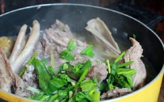 Tắt bếp, rắc hành lá, ngò gai vào. Cho món ăn ra đĩa, bạn có thể dùng với cơm, bún nếu thích nhé!