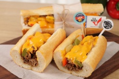 Chuẩn bị 2 khúc bánh mì Baguette (có thể để vào lò nướng 30 giây để bánh mỳ giòn hơn), dùng dao cắt dọc bên cạnh ổ, cho một phần bò vào bánh mỳ, đã có thể thưởng thức ngay rồi. Bánh mì thì giòn rụm bên ngoài, kẹp bên trong thịt ba chỉ bò vừa ngọt mềm, hòa quyện với các loại rau củ thanh mát, được phủ lên trên lớp phô mai Mỹ béo ngậy, mang đến cho bạn những trải nghiệm mới mẻ cho bữa sáng đầy năng lượng.