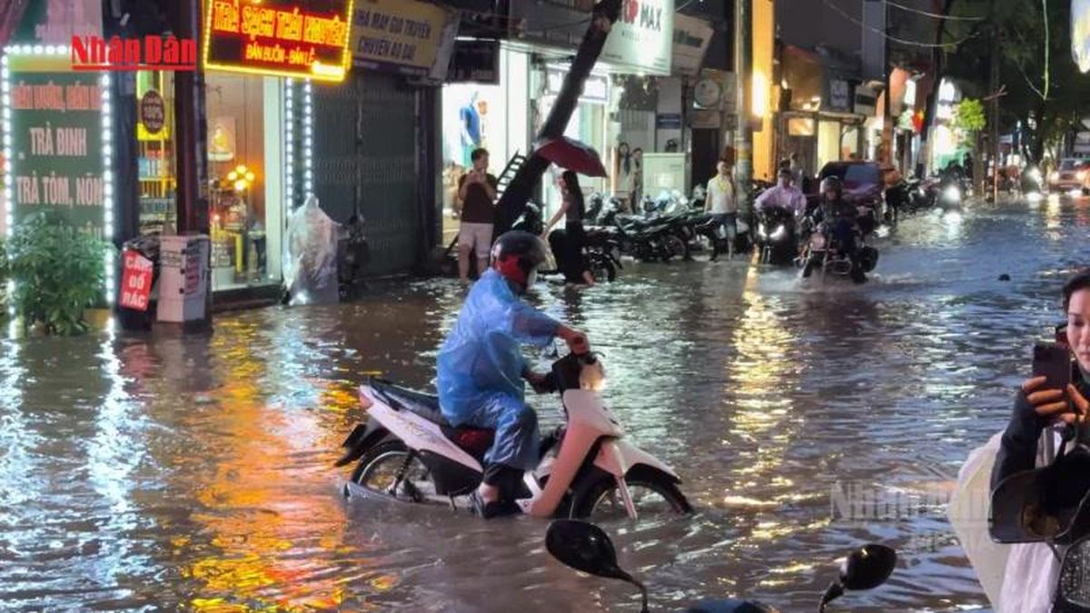 [Video] Hà Nội mưa lớn, nhiều tuyến phố ngập cục bộ - Báo Nhân Dân