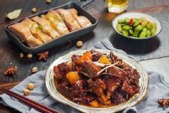Vị om bia khoai tây cực kì dễ làm với những nguyên liệu đơn giản giúp cho thịt vịt không còn mùi tanh và trở nên ngon lành hơn rất nhiều đấy. Nào chị em hãy thử ngay nhé.