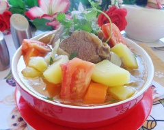 Múc canh sườn bò ra tô, rắc tiêu và dùng nóng. Thịt sườn bò hầm chín mềm, cùng các loại rau củ giàu chất xơ vừa ngon vừa bổ dưỡng. Cách nấu các món canh từ thịt sườn bò thường không quá khó nên chị em chỉ cần nhanh tay lưu lại ngay công thức này là được nha.