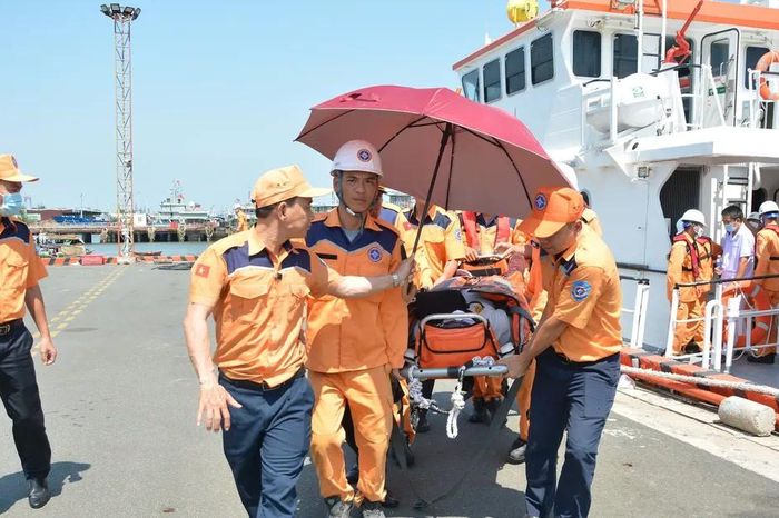 Cứu nạn kịp thời thuyền viên nước ngoài gặp sự cố sức khỏe trên biển - Báo Sài Gòn Giải Phóng