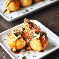 Bánh Takoyaki chín, bạn cho lên đĩa, sau đó rưới nước sốt teriyaki, sốt mayonnaise, rong biển cắt nhỏ và cá bào của Nhật và chút gừng đỏ nếu bạn thích lên trên là xong. Cách làm takoyaki rất đơn giản đúng không nào? Bánh bạch tuộc Takoyaki là món ăn chơi nhưng rất no bụng, nhân bạch tuộc bên trong giòn sựt hòa quyện với lớp vỏ mềm mại, quyện nước sốt ngọt ngọt mặn mặn ăn kèm với chút gừng chua đỏ tạo nên hương vị tuyệt vời của món bánh này. Sẵn đã làm, bạn làm hẳn 1 mẻ bánh Takoyaki để mời mọi người thưởng thức cùng mình nhé.
