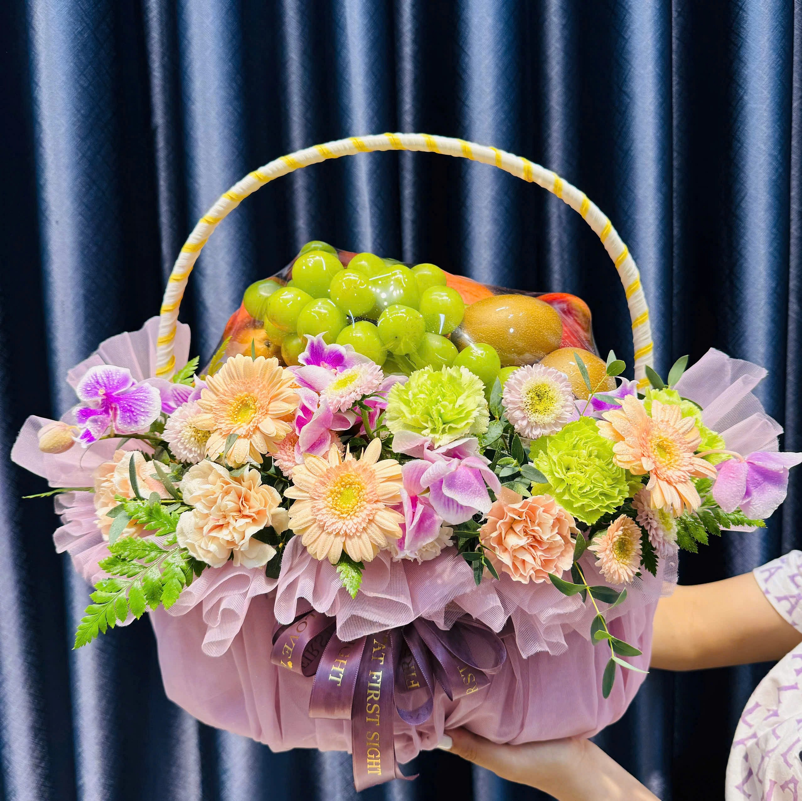 Giỏ trái cây kèm hoa tươi nk114