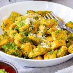 Bạn có thể xào, làm Pasta, nấu canh với Gnocchi khoai lang này. Đặc biệt món này cực kì hợp với sốt Pesto nha. Chỉ cần 2 muỗng canh sốt Pesto là có ngay món Pasta Pesto thơm ngon rồi.