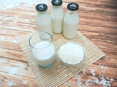Đun sôi 1 lít nước rồi đổ 2 túi sữa tươi vào ngâm với gạo khoảng 20 phút. Sau 20 phút ngâm, bắc lên bếp đun đến khi sôi, cho đường vào khuấy đều. Sôi được 5 phút thì tắt bếp, lọc bỏ bã, lấy nước, để nguội, cho vào chai cất ngăn mát để uống dần.