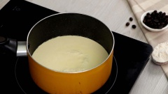 Để làm ganache, nấu ấm 150gr cream lên 80 độ, sau đó cho 150gr chocolate vào khuấy đều cho tan, sau đó cho 45gr bơ lạt vào khuấy tan.