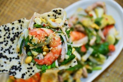 Bày trí gỏi mít ra đĩa. Khi ăn có thể dùng bánh đa nướng xúc lên ăn cùng rất ngon. Thích hợp làm món ăn khai vị cho mỗi bữa ăn.