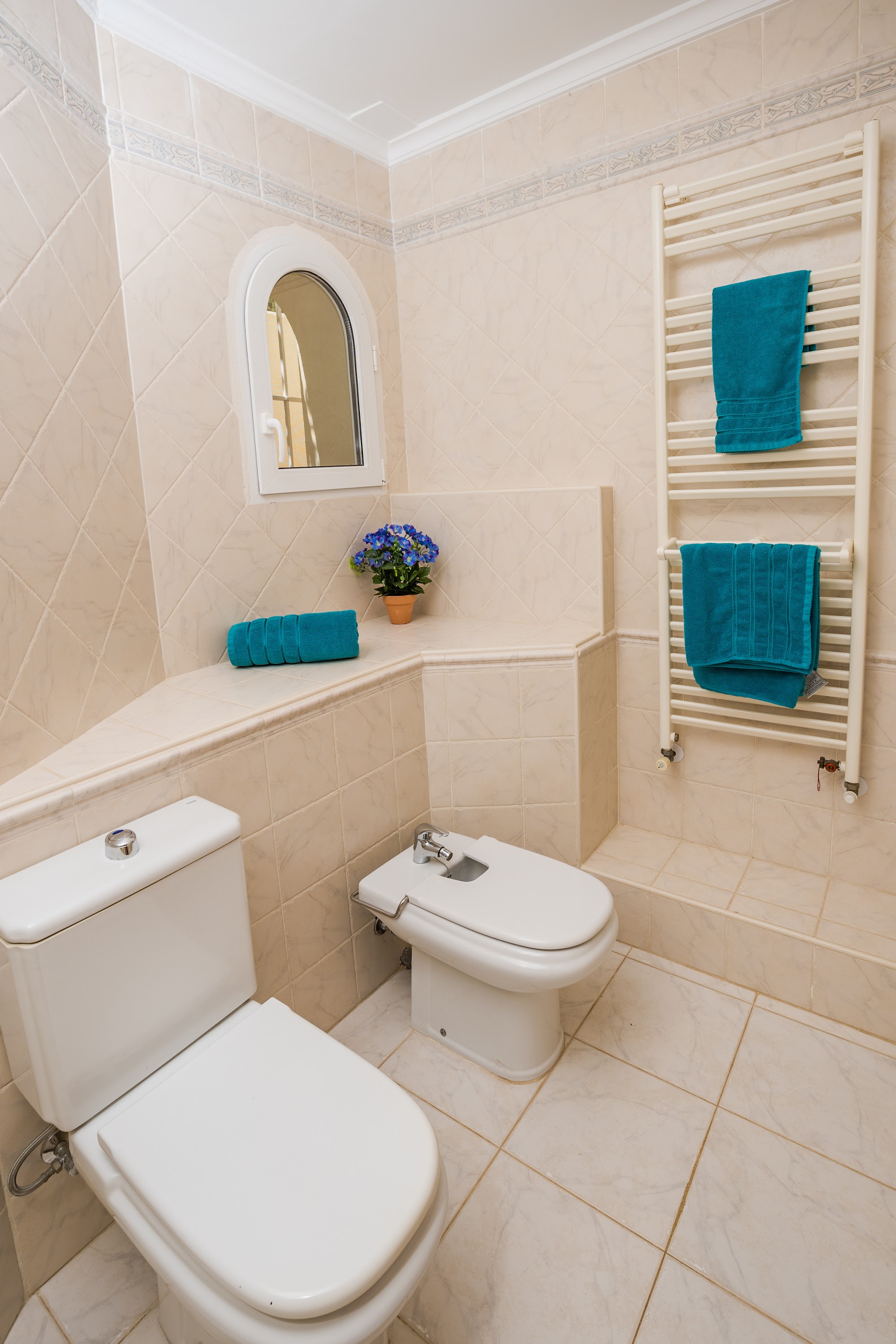 Compact bathroom with toilet and bidet