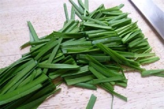 Thịt hến rửa sạch để ráo. Lá hẹ rửa sạch, cắt khúc ngắn khoảng 2 cm.