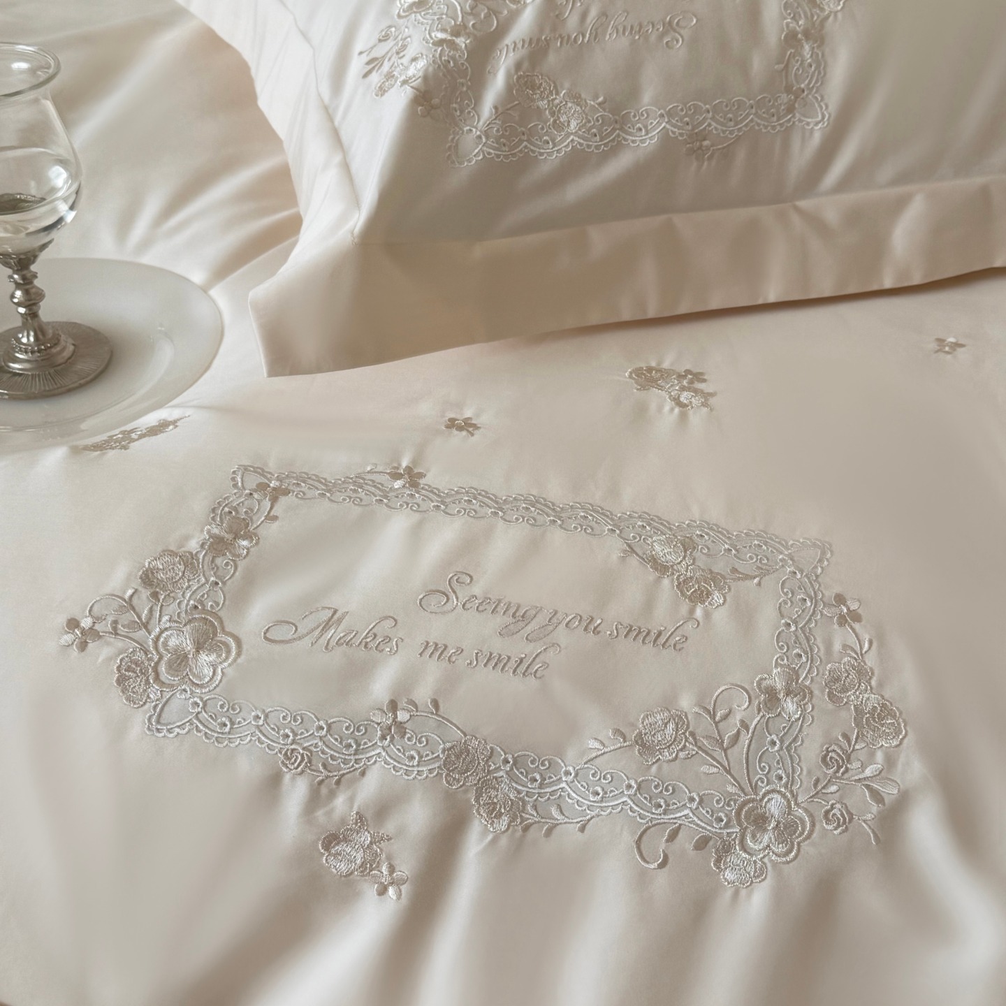 Bedding set made from 100% long-staple cotton with lace