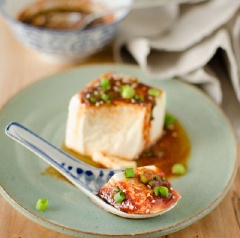 Cho hành lá, mè trắng, 2 muỗng canh nước tương, 1 muỗng canh tương ớt vào chén, trộn đều. Cuối cùng chỉ việc cho đậu hũ non đã hấp ra đĩa, chan nước tương đã trộn lên trên là xong rồi đấy!