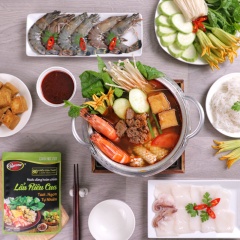 Nồi lẩu nghi ngút khói, với hương vị thơm ngon nhưng lại nhanh chóng, chấm kèm với nước mắm sa tế nữa thì không còn gì bằng. Tôm, mực tươi ngọt, rau nấm thanh mát hòa quyện với nước lẩu riêu cua đậm đà thơm ngon tạo nên một món ăn không thể chối từ.