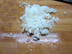 Hành tây bóc vỏ, cắt nhỏ. Trứng cút luộc chín, bóc vỏ.
