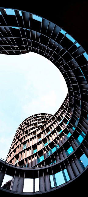 Futuristic Curved Skyscraper Architecture Abstract View - Free mobile Wallpaper