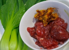 Đầu tiên chúng ta ngâm cho mì nở. Ướp thịt bò với tất cả gia vị, sa tế trong khoảng 15 phút cho ngấm.