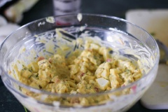Cuối cùng, nêm nếm salad với chút muối, tiêu là bạn đã hoàn thành món ăn rồi!