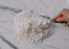 Trên một mặt phẳng sạch đổ 130gr bột mì khô đã để riêng vào sau đó đổ phần bột ướt lên, trộn kỹ. Nhào bột tới khi thành một khối mịn mượt là được.