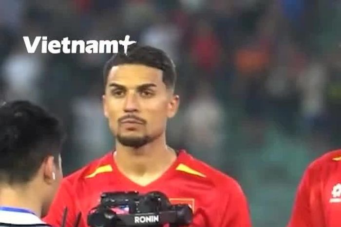 Đỗ Hoàng Hên tự hào hát Quốc ca trong ra mắt đội tuyển Việt Nam - Báo VietnamPlus