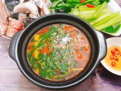 Khi ăn múc nước lẩu ra nồi nhỏ. Cho rau ngò om thái nhuyễn lên trên. Dọn kèm dĩa đầu cá hồi, bún, rau ăn kèm tùy theo sở thích. Cá hồi rất nhanh chín nên khi ăn bạn cho cá vào nấu chứ đừng nấu lâu quá cá sẽ không ngon nhé!