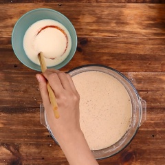Nhúng lát hành tây vào hỗn hợp trứng sữa, rồi nhúng qua hỗn hợp bột chiên giòn, nhúng lại qua hỗn hợp trứng rồi nhúng qua lớp bột chiên xù. Sau đó, cho vào chảo dầu nóng chiên vàng giòn rồi vớt ra giấy thấm dầu.
