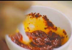 Làm sốt sundubu jjiagae: 2 muỗng canh tương ớt, ớt bột Hàn Quốc theo khẩu vị + dầu mè khoảng 2 muỗng súp, sau đó khuấy đều hỗn hợp.